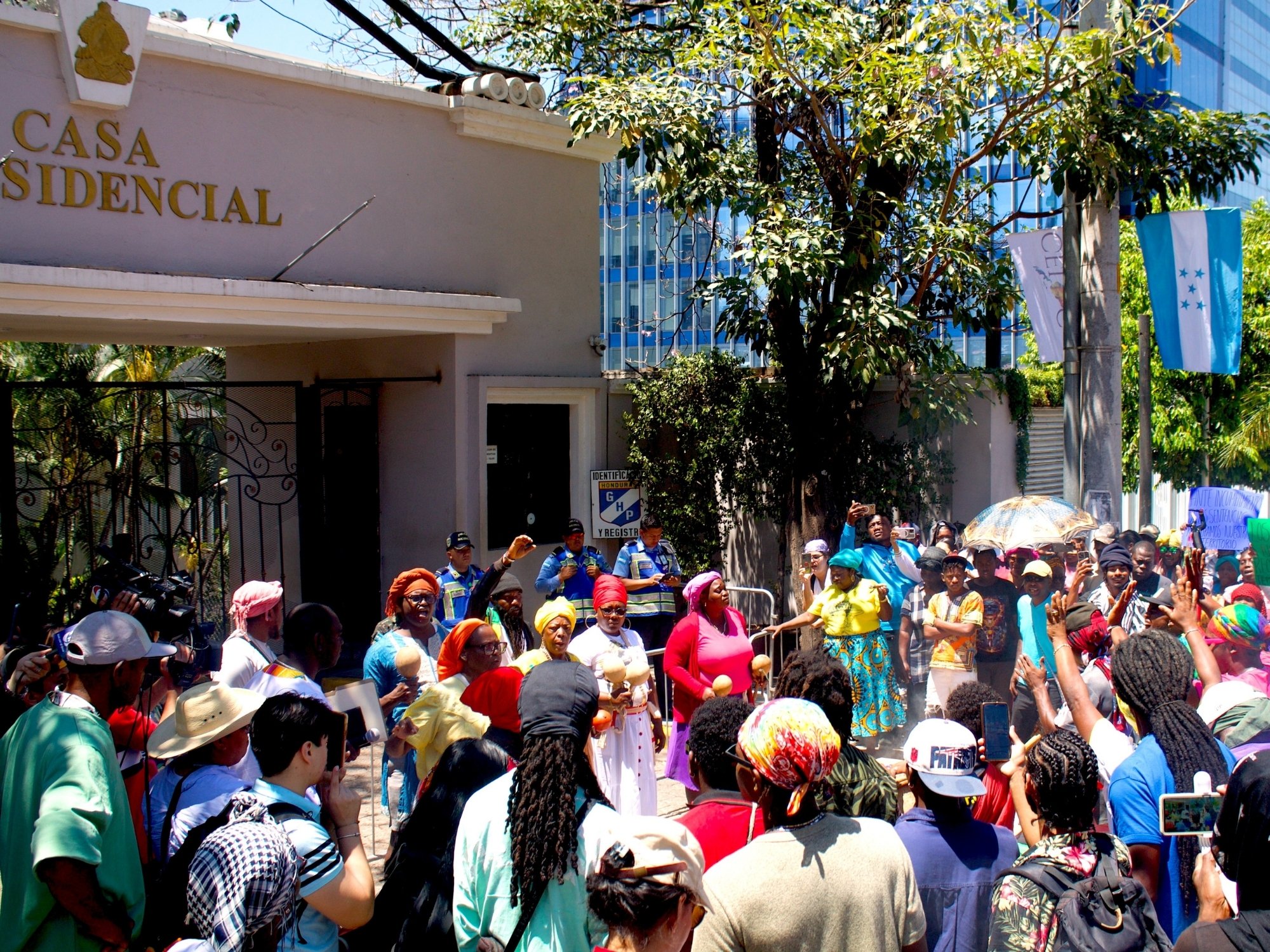 Protest of the Garifuna people in front of the presidential house of Honduras. /Calan Institute