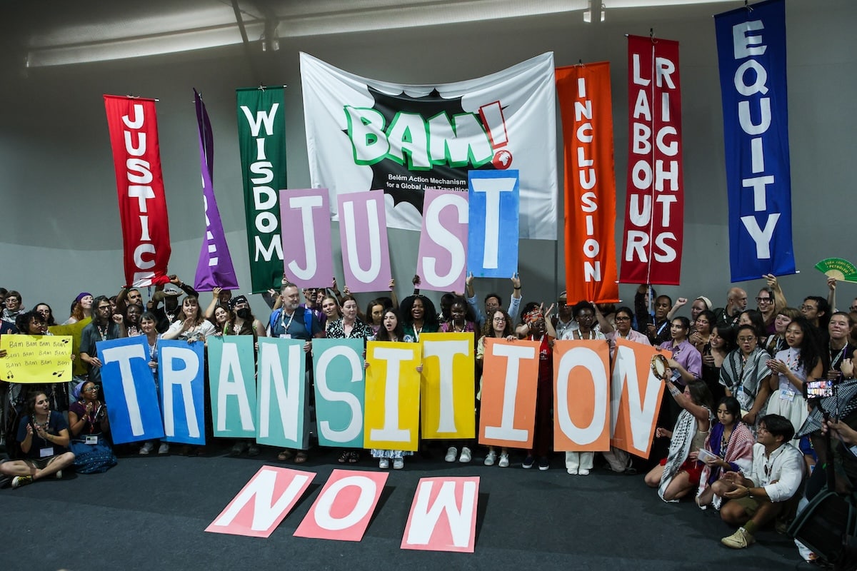 Des militant·e·s pour la transition juste se rassemblent lors des premiers jours de la COP30 à Belém, au Brésil, en novembre 2025. Photo : IISD/ENB | Mike Muzurakis